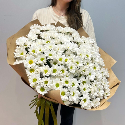 Букет «21 ромашка» – нежные белые кустовые хризантемы в натуральном стиле Златоуст Челябинская область