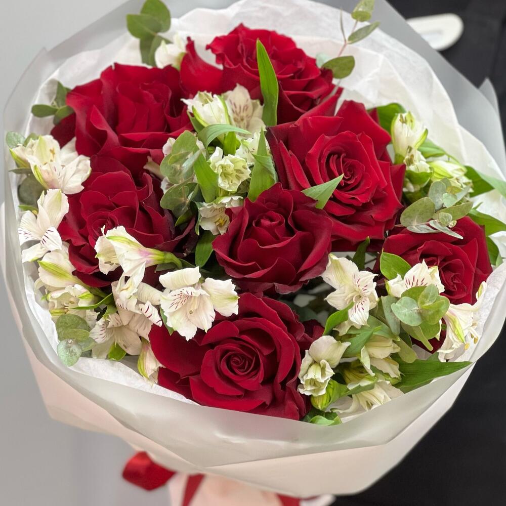 Букет «Любимой» – 7 эквадорских роз и белых альстромерий Златоуст Челябинская область