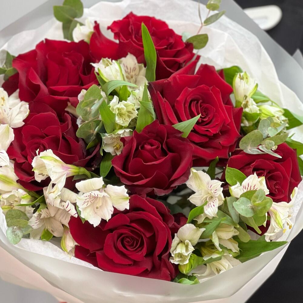 Букет «Любимой» – 7 эквадорских роз и белых альстромерий Златоуст Челябинская область