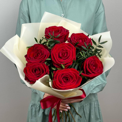Букет «Гранатовый» из красных роз в роскошной упаковке Златоуст Челябинская область