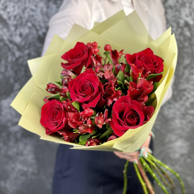 Букет «Бордо» – сочетание красных эквадорских роз и благородных альстромерий Златоуст Челябинская область