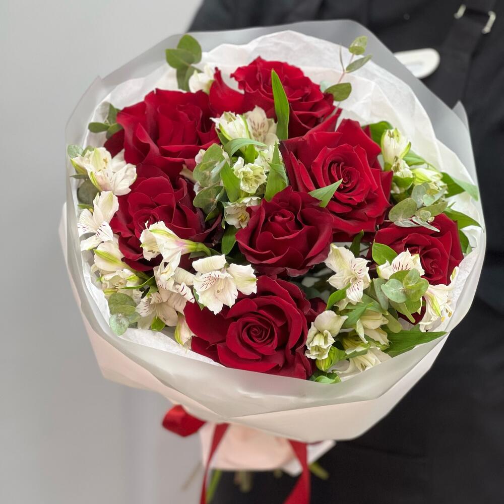 Букет «Любимой» – 7 эквадорских роз и белых альстромерий Златоуст Челябинская область