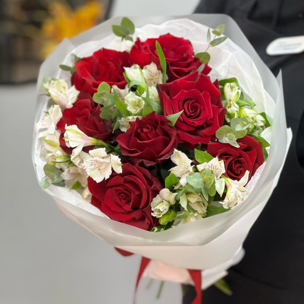 Букет «Любимой» – 7 эквадорских роз и белых альстромерий Златоуст Челябинская область