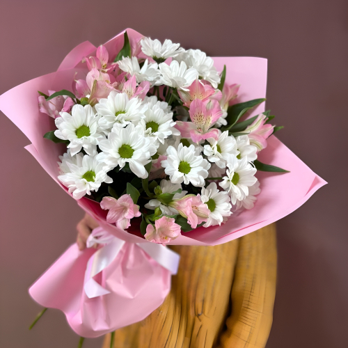Букет «Поцелуй бабочки» нежность белых хризантем и розовых альстромерий Златоуст Челябинская область