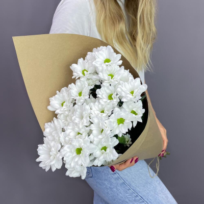 Букет из 5 белых хризантем в крафте – лаконичная элегантность Златоуст Челябинская область