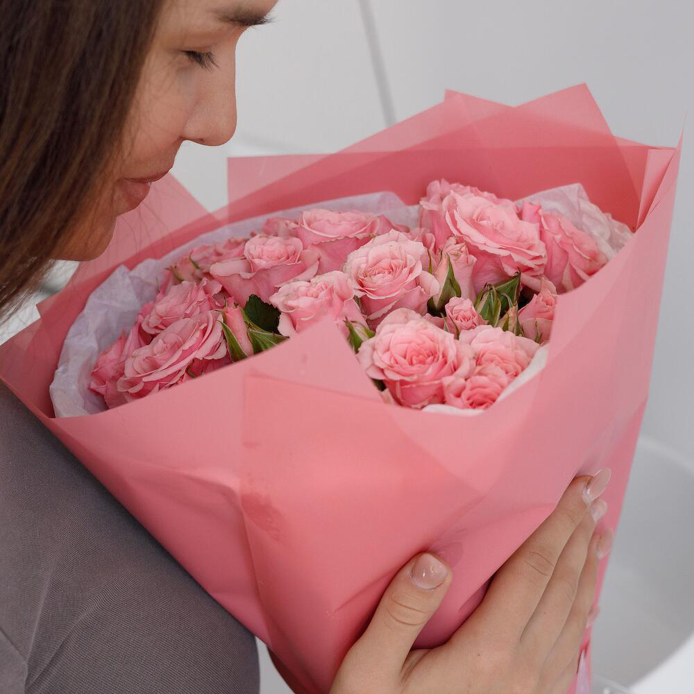 Букет из 9 розовых кустовых роз – нежность в каждом лепестке Златоуст Челябинская область