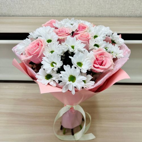 Букет «Ягодное Рафаэлло» – нежность розовых роз и белых хризантем Златоуст Челябинская область