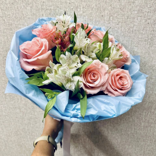 Букет «Фреш» – нежность розовых роз и белых альстромерий Златоуст Челябинская область