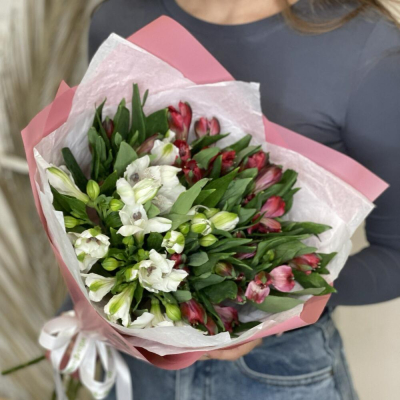 Букет «Люблю»– страсть и чистота в красно-белых альстромериях Златоуст Челябинская область