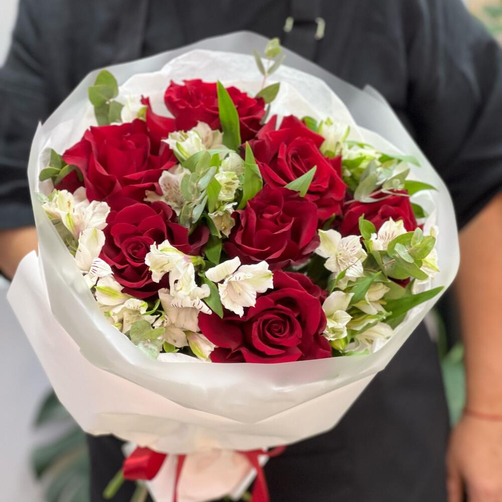 Букет «Любимой» – 7 эквадорских роз и белых альстромерий Златоуст Челябинская область