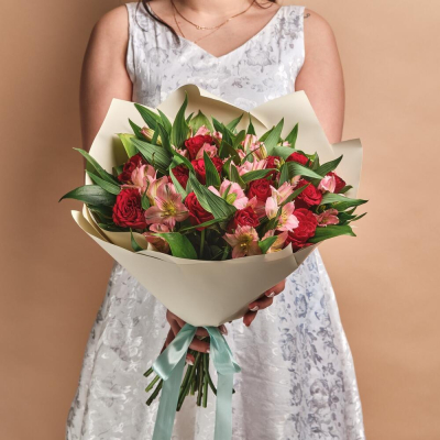 Букет «Нежность слов» — гармония красных роз и нежных альстромерий Златоуст Челябинская область