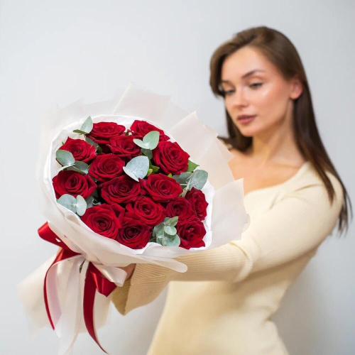 Элегантный букет из 15 красных роз с эвкалиптом – символ страсти и нежности Златоуст Челябинская область