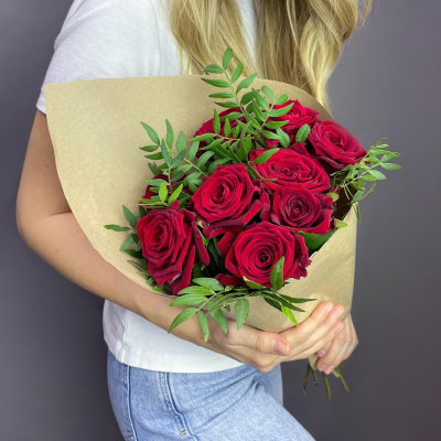 Букет из 9 красных роз с фисташкой – гармония страсти и свежести Златоуст Челябинская область